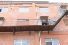 楼房外墙挂“天梯” 违规建设惹民怨视频封面