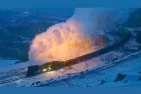 原来火车真的会喷火啊，自带特效的蒸汽朋克风