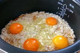 把鸡蛋打入大米中，加水一起煮，好吃做法教给你，年夜饭吃真香