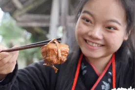 姑娘把五花肉大卸八块，用稻草绑起来煮3个小时，入口瞬间我饿了视频封面