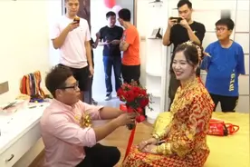 福建一帅哥迎亲，新娘是个富家女，穿金戴银，贵气逼人视频封面