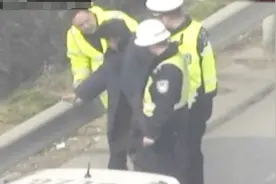 宿迁老人睡卧高速公路隔离带，民警巡逻及时除险情！视频封面