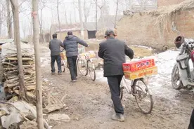亳州杨老三过年走亲戚，被人看不起，端着碗在门口吃饭，真现实！视频封面