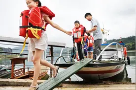 十年校船 摆渡渔家孩子的未来视频封面