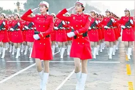 当外国人看到中国女兵是什么反应？国外网友：向中国女性致敬视频封面