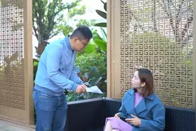 小伙帮助落魄女孩，还给女孩10块钱，5年后去面试女孩成了大老板视频封面