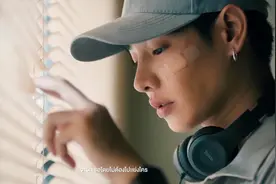 泰国歌曲《ไม่ควรมีคนเดียว（另一个你）》