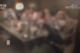 横躺夜场沙发“吸气球” 女孩笑气冲脑 被抓还叫：先把这几个吸完