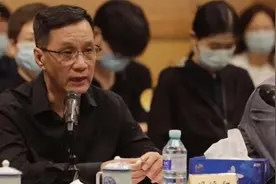 北京人艺院长追思会曝光！冯远征哽咽痛哭，濮存昕吴刚悲痛致辞视频封面