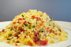 剩饭做法大全之一：黑胡椒腊味蛋炒饭，做法最简单，色泽更金黄视频封面
