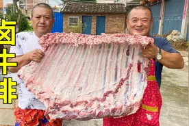 1680买了扇42斤牛排，丢入铁锅卤制3小时，20几人牛排当饭吃！视频封面