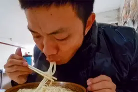 成都邛崃特色美食奶汤面，老板做了30年的面，味道果然不一样