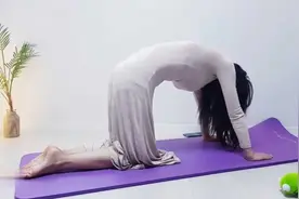 女孩穿长裙居家做瑜伽练习！这样练习方便吗？视频封面
