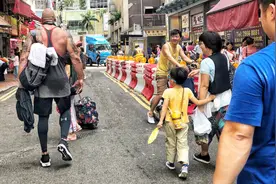 当肌肉巨兽走到公共场合！路人纷纷驻足侧目，仿佛看到了怪物！视频封面