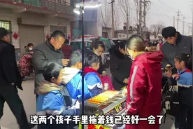 宝妈摆摊月入过万，周围人从一开始的指指点点，到现在的羡慕不及视频封面