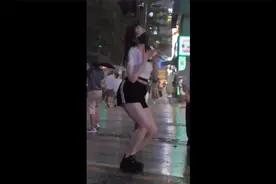 享受！暴雨中微胖身材的极品热舞翻跳！视频封面