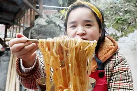 自制酸菜炖粉条，正宗红薯粉3斤下锅，看她嗦粉馋死人，快来一碗