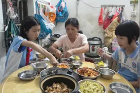 小池把鱼籽做一道酸甜的菜，女儿都迫不及待要吃，真的是太香了视频封面