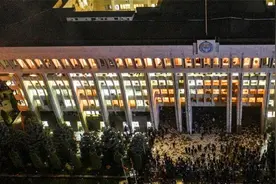 凌晨3点，吉国首都突发政变，前总统儿子带领支持者占领“白宫”