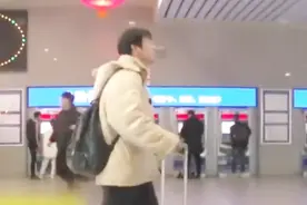 小伙春运回家，给父母花2万买下钻戒，平时自己每月开销两三百视频封面