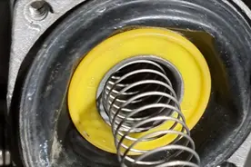 踏板车化油器动不动就坏？清洗也没用，师傅给你详细指出故障点