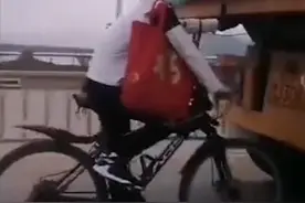 欲搭顺风车？清远14岁少年拉重型货车尾部借力骑行 交警:不止一次