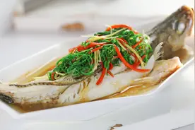 清蒸鱼是先淋热油还是先放蒸鱼豉油，所谓的蒸鱼三丝到底是哪三丝视频封面