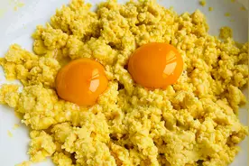 玉米面里加2个鸡蛋，开水一烫，出锅蓬松柔软又香甜，比包子好吃