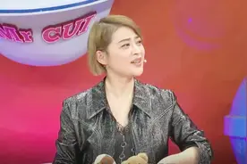 梅婷身受黑眼圈困扰，女儿竟也有黑眼圈，难道黑眼圈也会遗传？视频封面