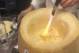 老外把奶酪当“锅”煮意大利面，150块钱1份，网友：想法不错！