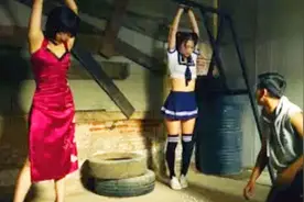 女孩出国旅游被拐，人贩子没想到，她们是武校高手视频封面