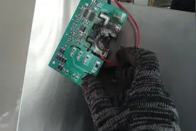 油烟机通电不转，触摸按键失灵，PCB板烧出个大窟窿，还能修好吗视频封面