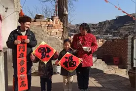 大年三十贴春联，全家6口忙不停，牛气冲天过大年喽视频封面