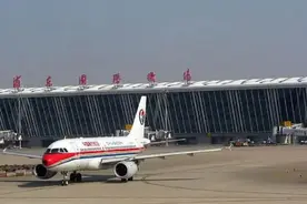 出游计划启动！上海飞三亚爆满，航司换大飞机驰援视频封面