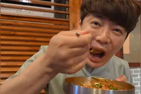 小伙特别能吃辣椒，还爱吃魔鬼辣椒棒棒糖视频封面