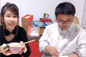 中国小伙亲自给印尼媳妇做饭，媳妇看到后把老公夸的乐坏了！视频封面