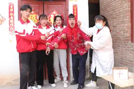 医生给小伙伴们做检查，结果却把妈妈吓得大哭，真搞笑视频封面