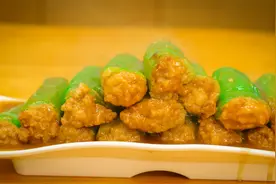 鲜嫩嫩的肉馅，往青椒里一塞，咬一口直爆汁，我是喝酒必点