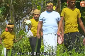 印度乡村土皇帝，午饭需要4个仆人服侍，吃个炒面还得刷成金色视频封面