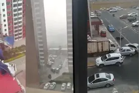 山西平遥遭狂风暴雨 大棚连根拔起汽车“无人驾驶”连怼多车视频封面