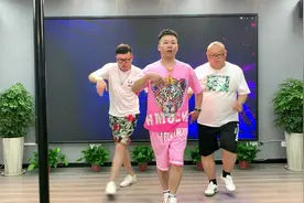 这群大叔太搞笑了，《谁是我的新郎》舞姿真妖娆，大妈都自叹不如