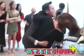 明星公主抱名场面，陈伟霆抱秦海璐竟闪到腰，直呼：差点掉下去！视频封面