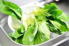 用清水洗蔬菜，相当于白洗！菜贩子教我清洗绝招，吃的干净又放心视频封面