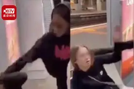 澳洲15岁白人少女遭8名黑人女孩暴打 只因曾和施暴者暗恋对象说话视频封面