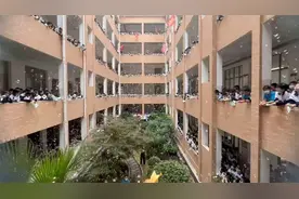 迎战高考 湖南千名高三学子合唱《我相信》 现场满天泡沫浪漫极了视频封面