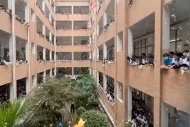 迎战高考 湖南千名高三学子合唱《我相信》 现场满天泡沫浪漫极了视频封面