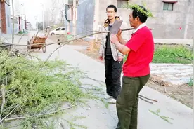 仁哥用柳树枝编帽子给农村“光棍”大哥戴，你看像“美猴王”吗？视频封面