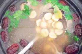 莲子猪骨汤做法简单，益气清肠，安眠健胃，香气逼人