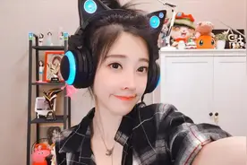 冯提莫身穿小学校服，奶棒腿配白袜效果绝了！网友：这未成年吧？视频封面
