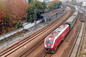 上海南开往长沙的Z字火车 HXD1D牵引0Z246次车底回送去上海南视频封面